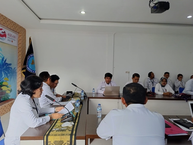 Roswita B. Siregar selaku Sekretaris Tim RB BNN Memberikan Pangarahan Monitoring RB Zona Integritas BNN Provinsi NTT