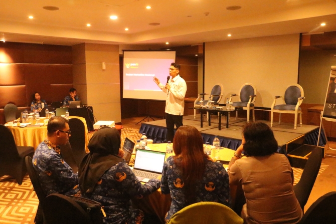 Narasumber Sely Kurniawan, S.AP. (Kemen PANRB) memberikan materi