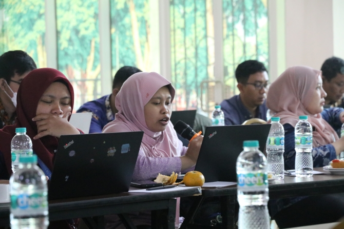 Sesi diskusi tanya jawab oleh Dwi Indriyanti