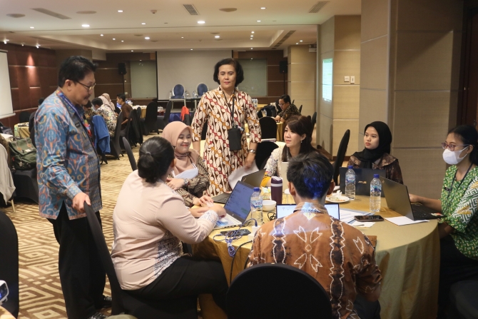 Auditor Ahli Utama dan Roswita Berliana Siregar S.Si., S.H., M.Ter.AP. mengecek progress pada diskusi kelompok