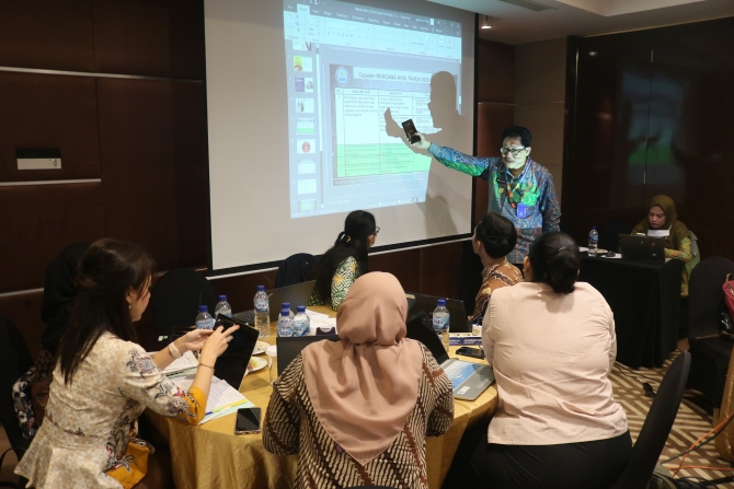 Auditor Ahli Utama mengecek progress dan koreksi pada diskusi kelompok