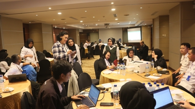 Hari ketiga, Pengecekan progres pada kelompok diskusi oleh Sekretaris RB Roswita Berliana Siregar S.Si., S.H., M.Ter.AP. 