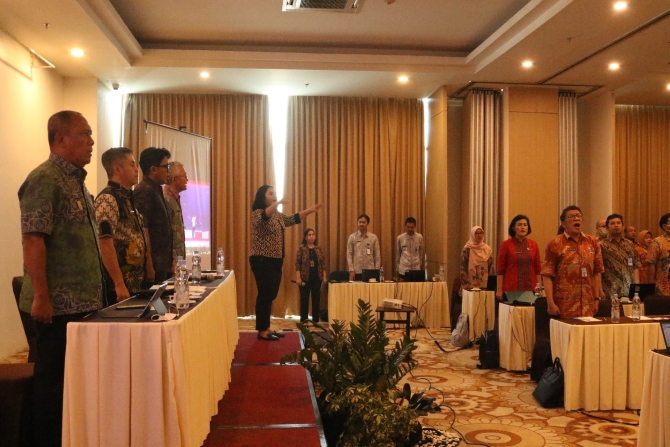 Diawali dengan menyanyikan Indonesia Raya dan Mars BNN