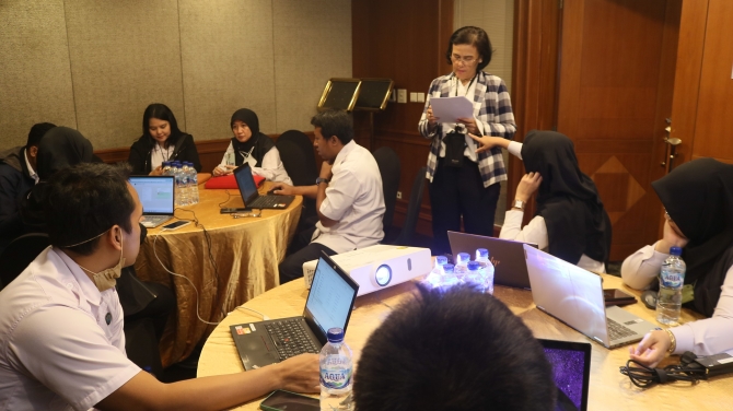 Pengecekan progres pada kelompok diskusi oleh Sekretaris RB Roswita Berliana Siregar S.Si., S.H., M.Ter.AP.