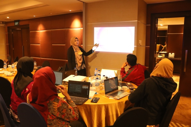 Diskusi di masing-masing kelompok