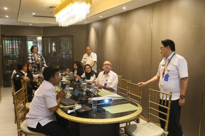 Diskusi di masing-masing kelompok, diawas Inspektur I, Auditor Ahli Utama, dan Roswita Berliana Siregar S.Si., S.H., M.Ter.AP.