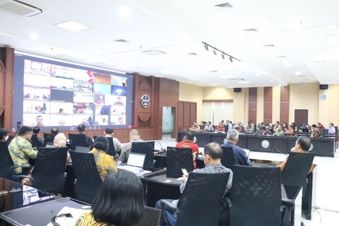 Rapat dilaksanakan secara hybrid